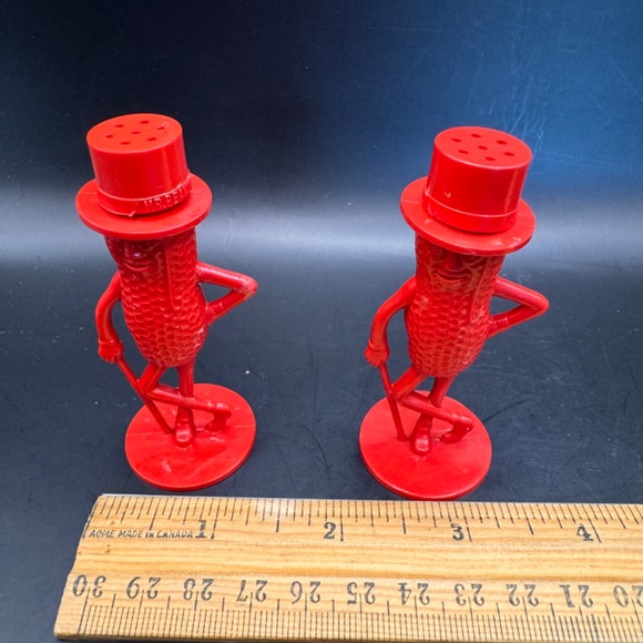 Red Mr. Peanut plastic salt and pepper shaker set. Excellent vintage condition. - Picture 6 of 9